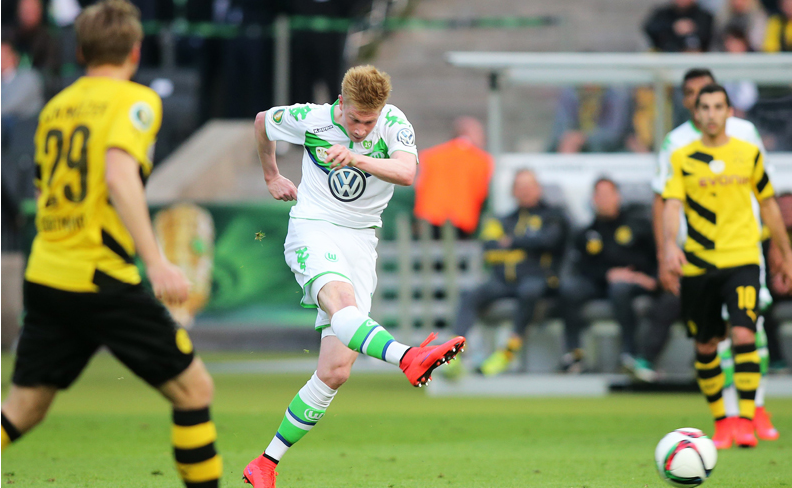 球迷：这球不进都对不起场地