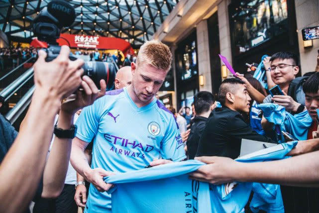 拜仁积极追求梅努，欲将其打造成欧冠核心，但曼联与意甲球队争夺，形势激烈。