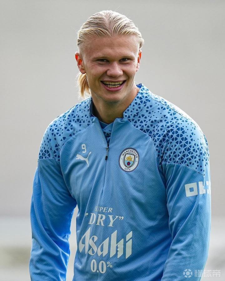 足球曝巴黎双星关系紧张，更衣室氛围引担忧（传巴黎双核不睦，更衣室气氛堪忧）