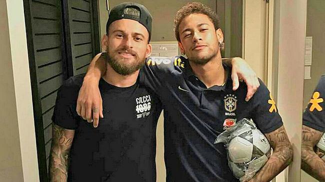 曼联将以1亿英镑的价格击败曼城，前锋签约已成定局，巴塞罗那的挖角行动也变得“认真”起来。