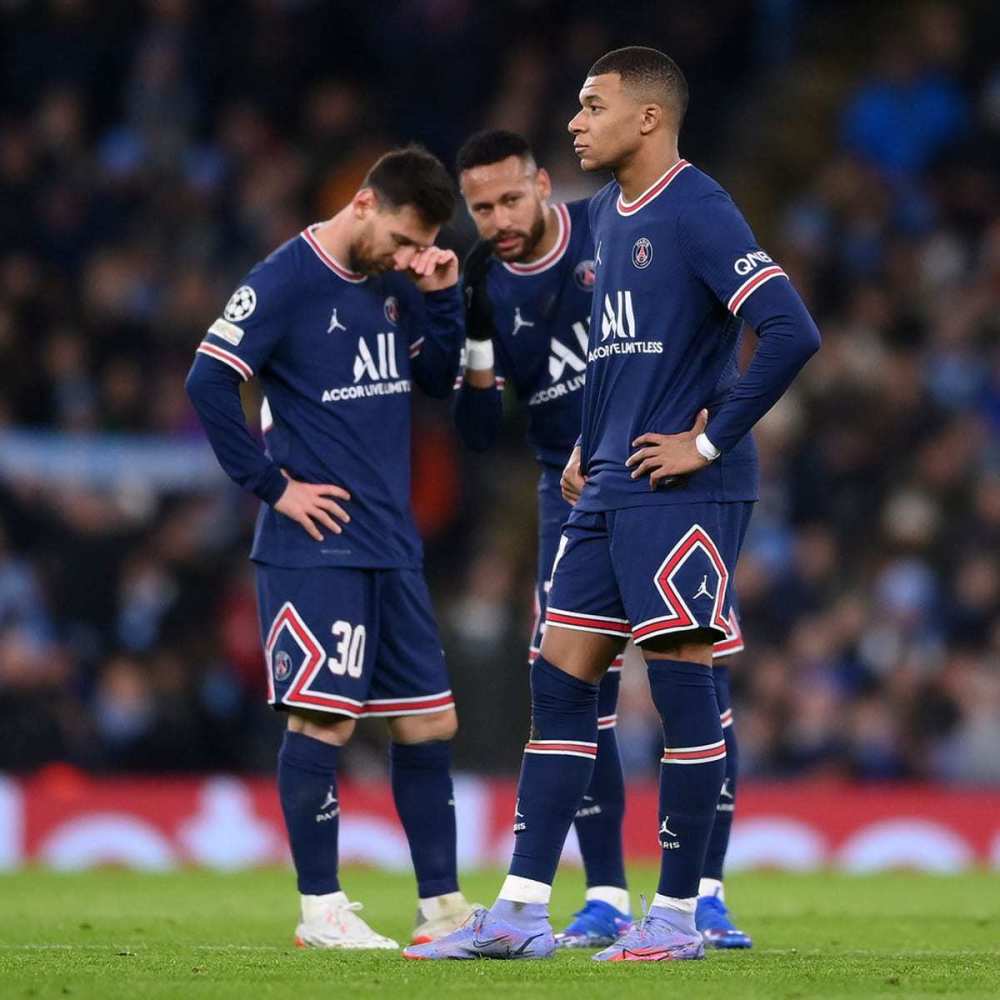 足球曼城后防核心伤缺三周，赛程压力巨大（曼城后防中坚伤停三周，密集赛程压力陡增）