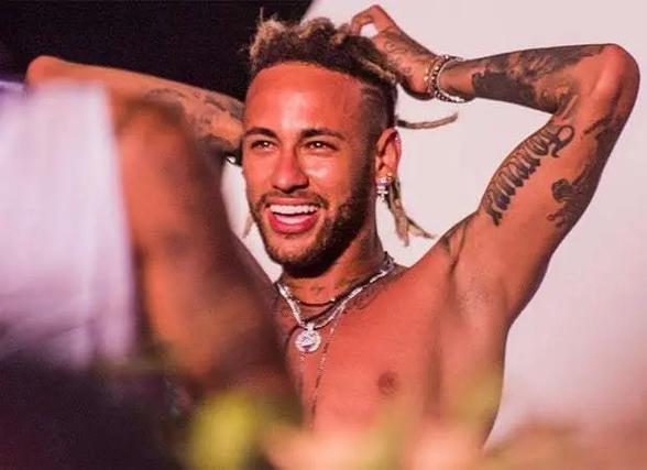 中国男子冰壶队在冬奥会资格赛中连胜两场，即将迎战新西兰和韩国，展现强大实力，期待继续拼搏。