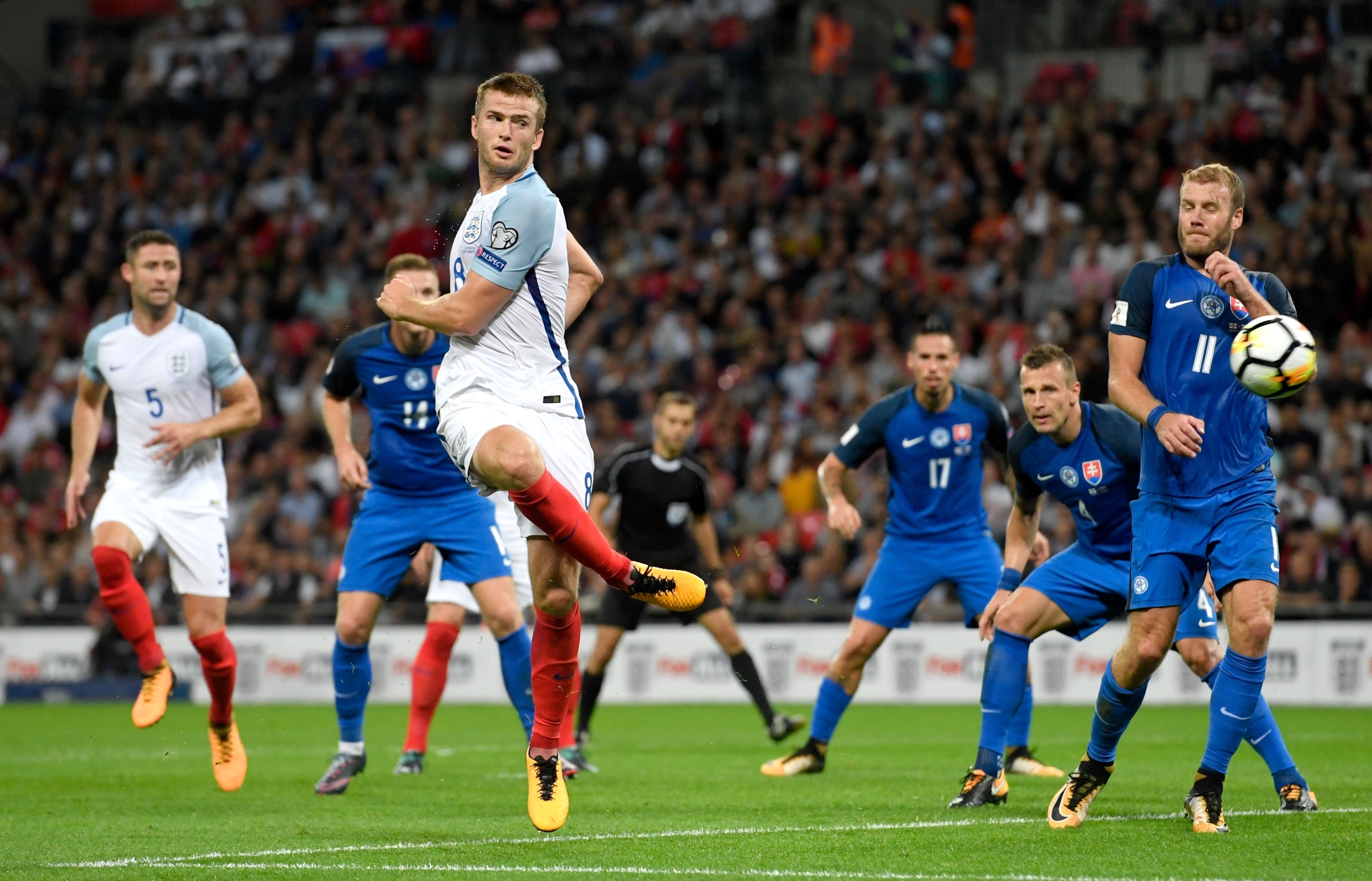 笑一笑呗!奥利塞当选全场最佳球员，赛后自拍一脸严肃（奥利塞荣膺全场最佳，赛后自拍面无表情，笑一个？）