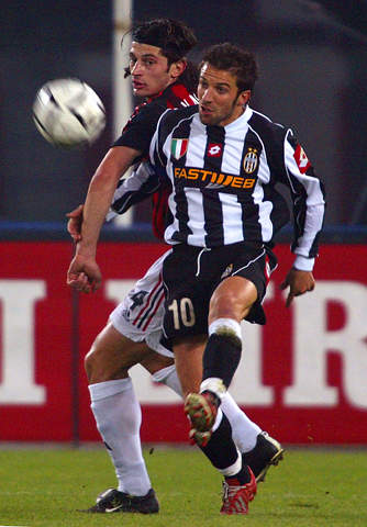 足球英超争冠形势复杂，六队仍有希望（英超冠军归属尚未明朗，六队依旧有望问鼎）