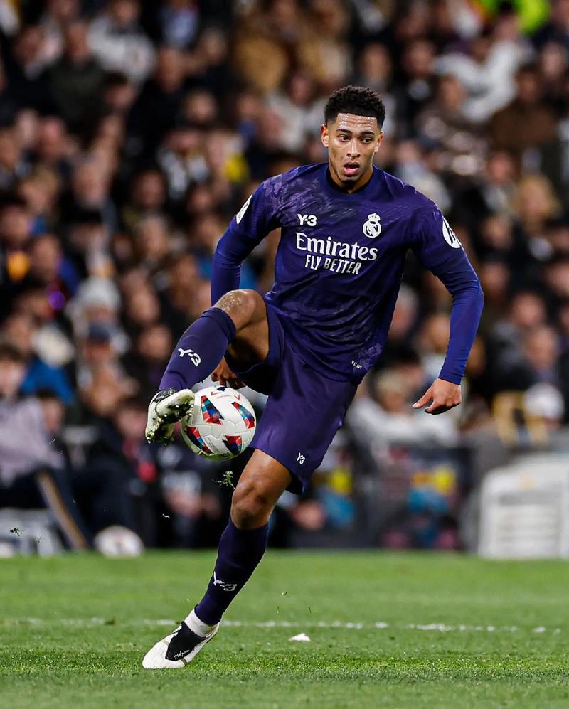 布朗赛季前21场三次砍下40+，伯德之后队史第二人