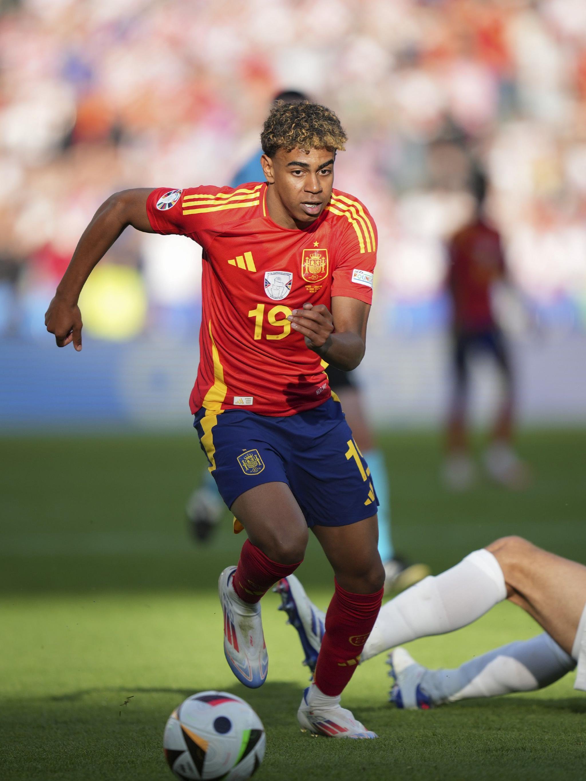 广东男篮在俱乐部杯首战中遭遇山西男篮，惜败对手，全场表现不佳，外援缺席，主力缺阵，山西男篮凭借高效进攻取得胜利。