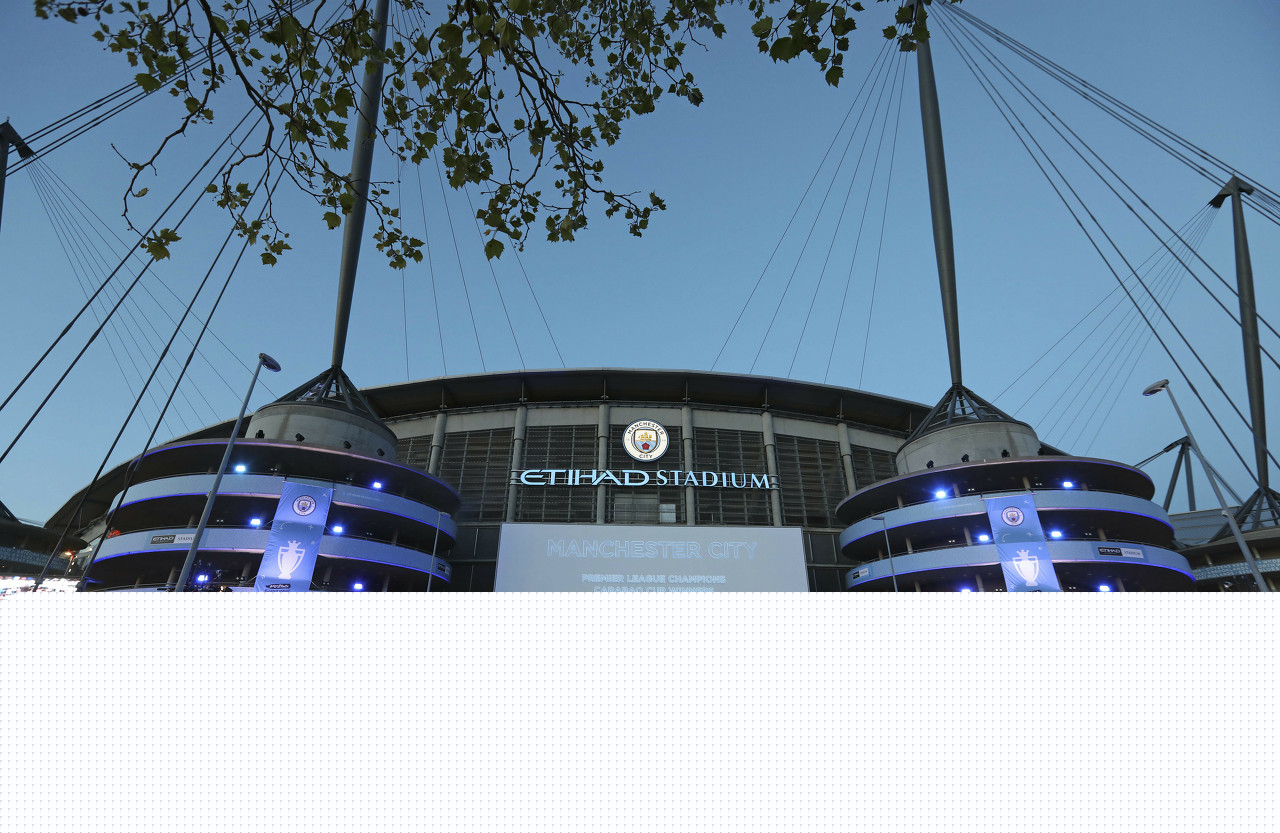 墨西哥一处世界杯训练场地状况百出：一角长满了树，边线是弯的