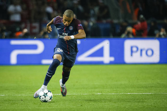 曼联英超15轮4-1胜狼队，近3轮不败，B费2射1传，助球队冲至第六，有望重返欧冠区。（英超第15轮：曼联4-1击退狼队，B费梅开二度+助攻，近3轮不败升至第六，剑指欧冠区）