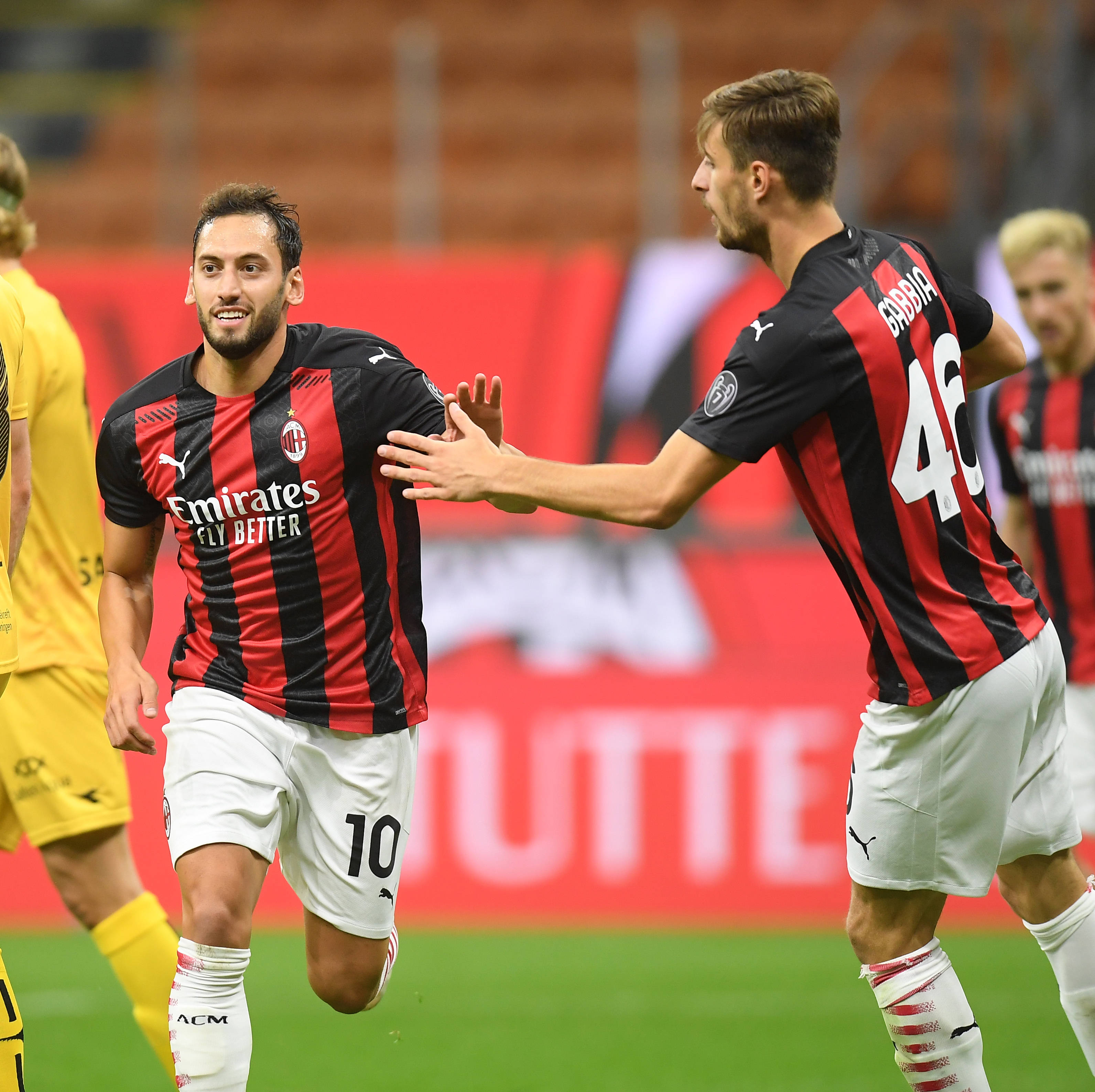 博主：河南队今天下午飞往上海，随后将与海港热身